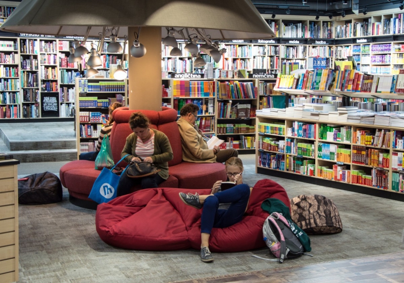 ecommerce-REVEST LES ROCHES-min_books_bookstore_book_reader_readers_reading_shop_sale_books-849006