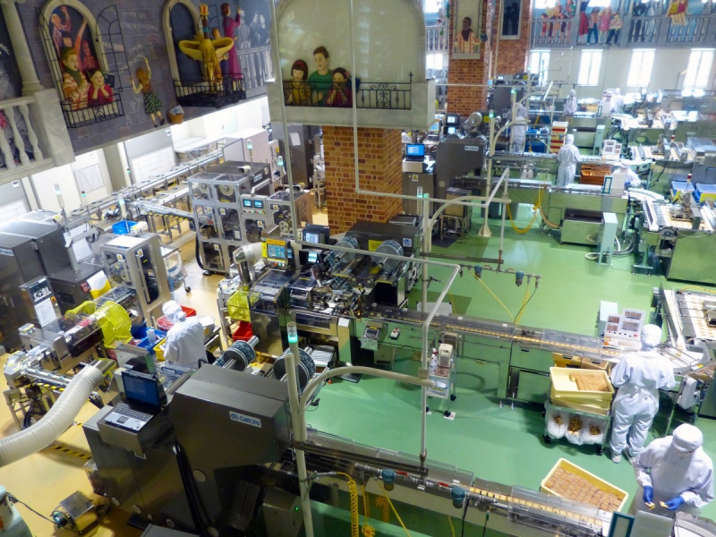 ecommerce-REVEST LES ROCHES-min_japan_sapporo_chocolate_factory_label_packaging_cookie_machine_operators-961509