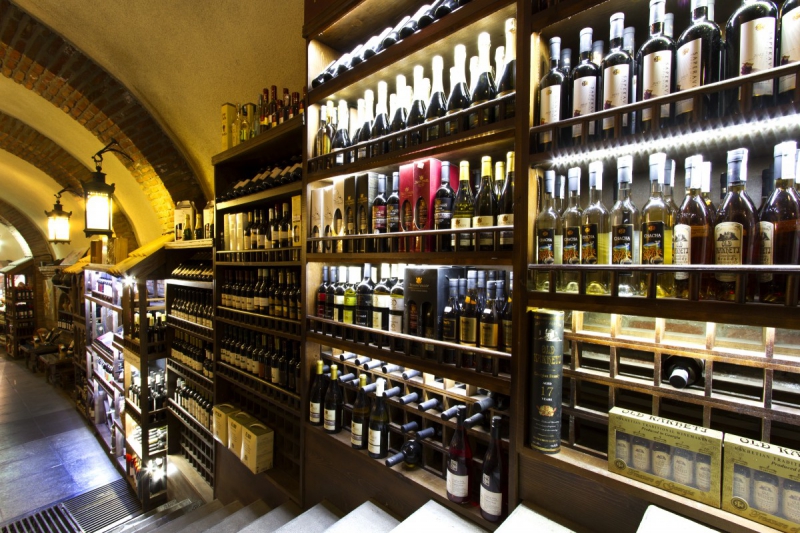 ecommerce-REVEST LES ROCHES-min_world_street_travel_shop_canon_georgia_wine_bottles-429767